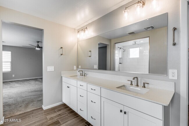 Building Photo - 17635 W Red Fox Rd