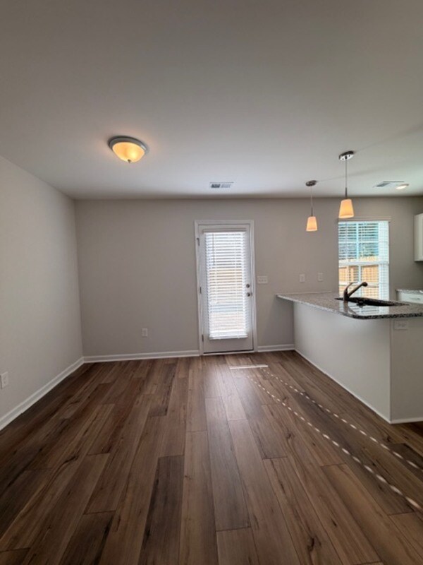 Building Photo - 2026 Skyline Rd