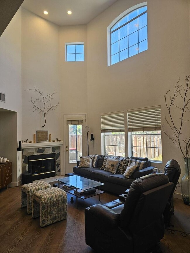 Building Photo - Modern 3BD/3BA Townhouse in Prime Union Ci...