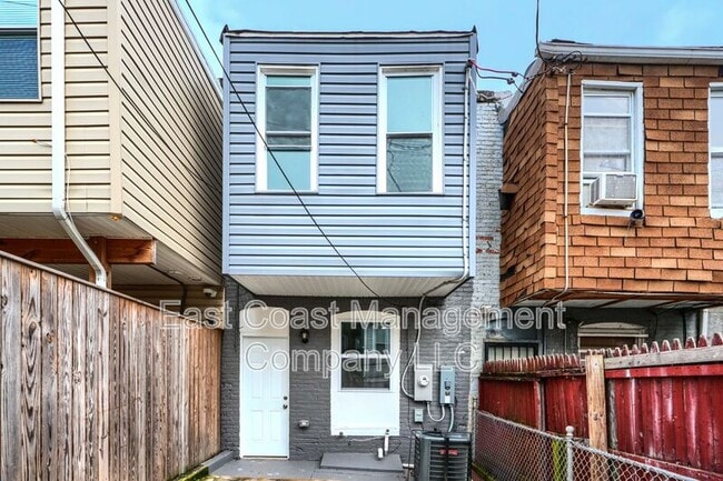 Building Photo - 2622 Llewelyn Ave
