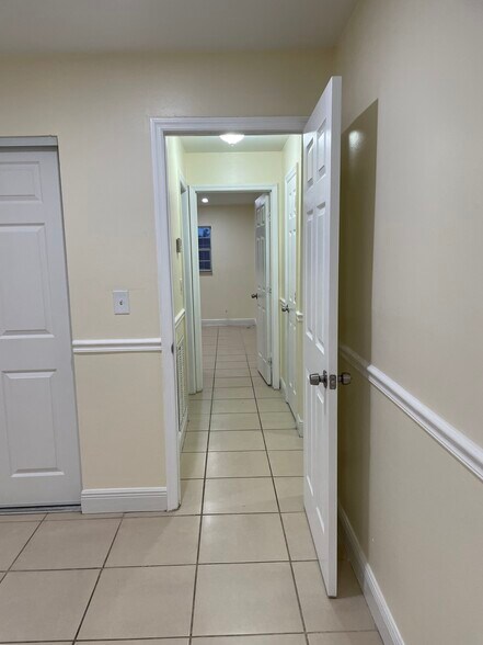 Building Photo - 420 NE 44th St