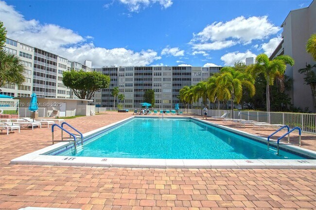 Building Photo - 1750 NE 191st St