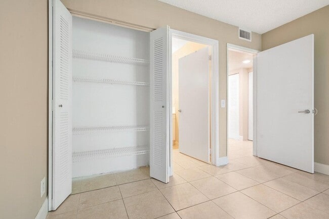 Building Photo - 516 Meadows Cir