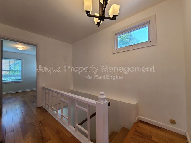 Building Photo - 547 Archer Ave