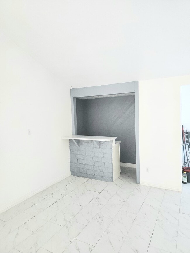 Building Photo - 3030 Shawnee Dr