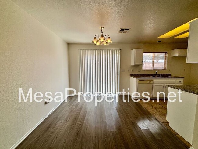 Building Photo - 15307 Ross Dr