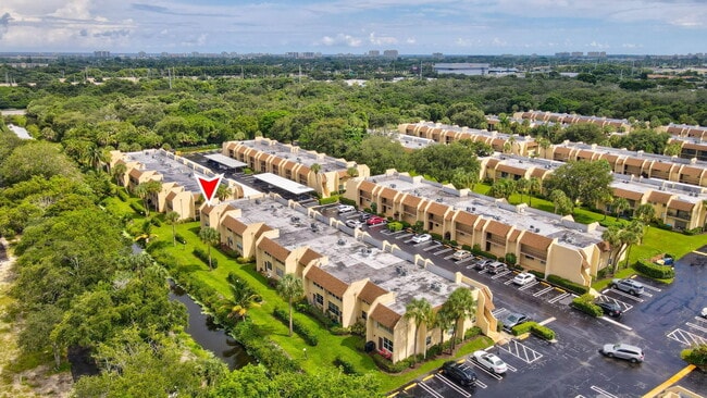 Building Photo - 2825 SW 22nd Ave