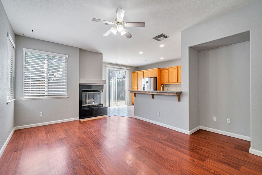 Building Photo - 2171 Beech Cmn