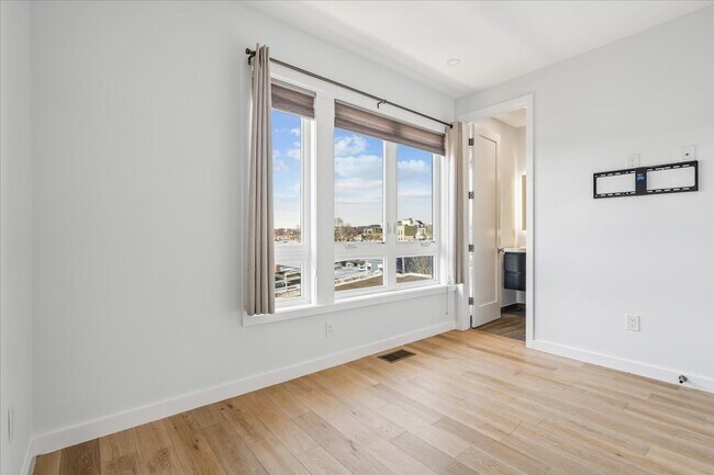 Building Photo - 810 13th St NE