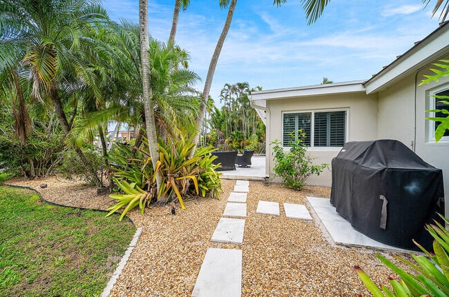 Building Photo - 1733 Coral Gardens Dr