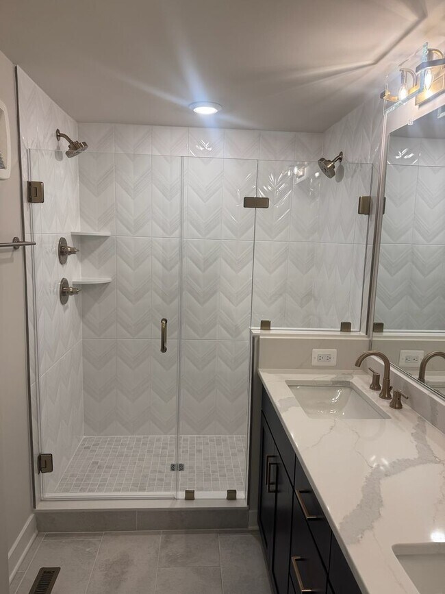 Building Photo - 3BD/2.5Ba Brand New End-Unit condo in vibrant One Loudoun