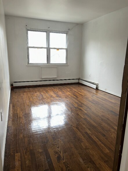 Building Photo - 142-22 Pershing Crescent