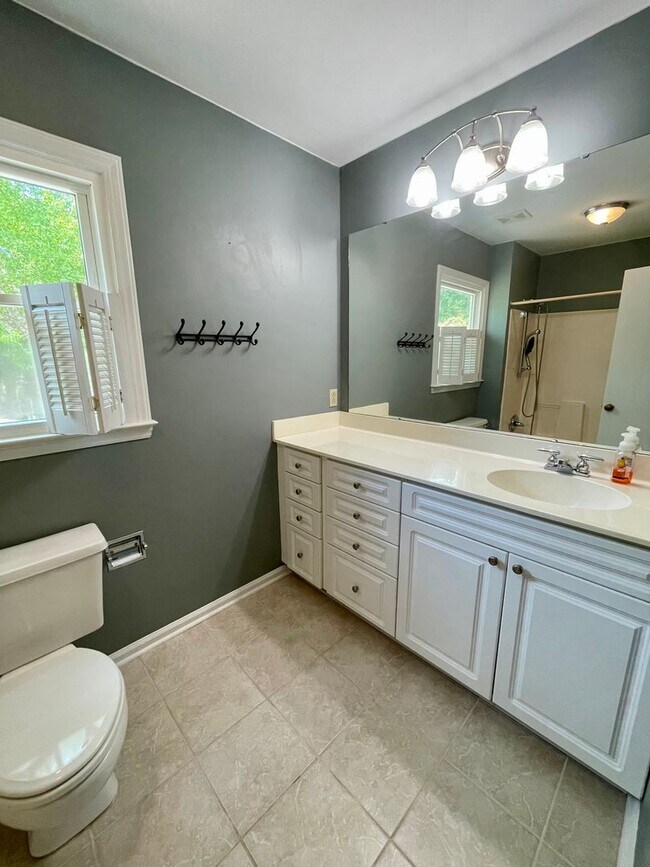 Building Photo - Adorable Home in Raeburn! 3Br/2BA