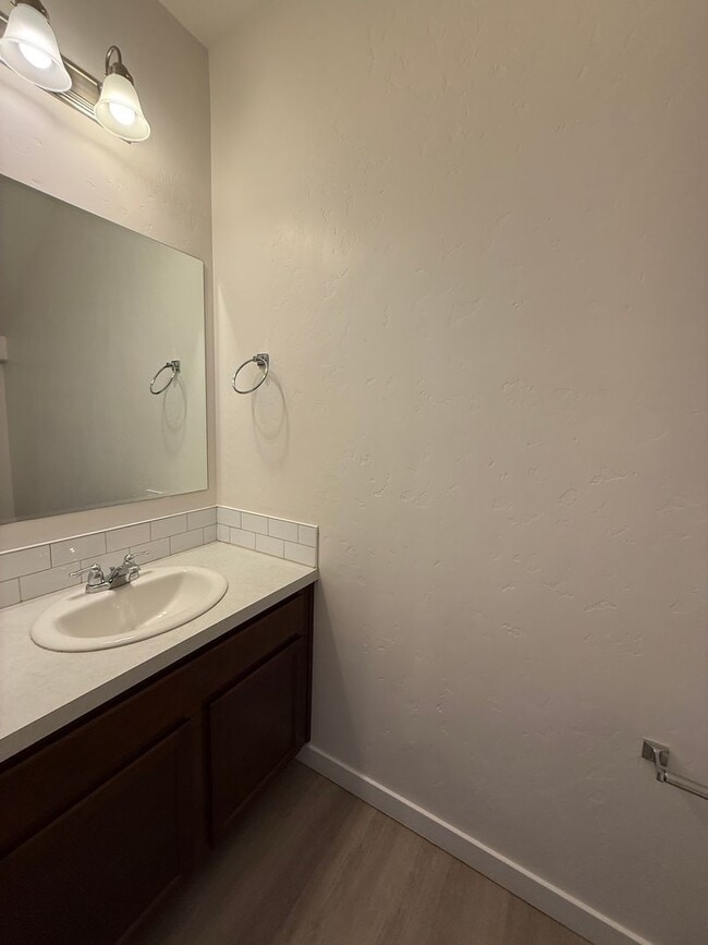 Building Photo - Available Now- Beautiful Nampa Townhome