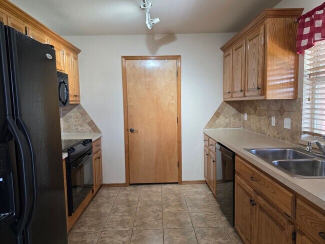 Building Photo - Great Home in Edmond School District + Ref...