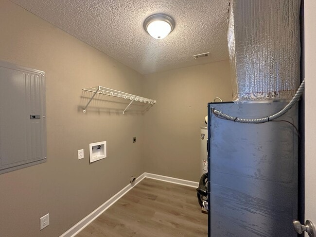 Building Photo - 419 Peters St