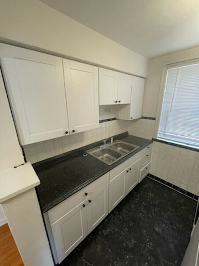 Building Photo - Charming 1-Bedroom Apartment