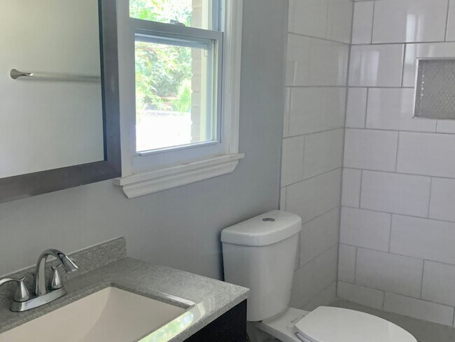 Building Photo - Beautiful 3 Bedroom single family home in ...