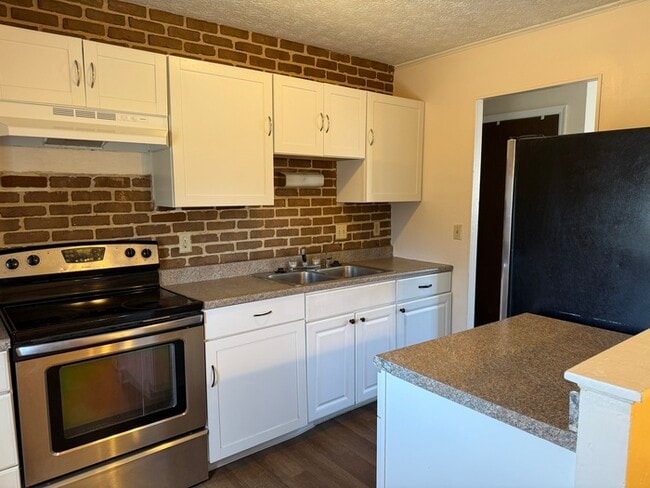 Building Photo - Charming 3 bed, 1.5 bath home!