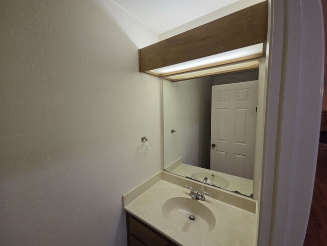 Building Photo - Cozy, Quiet Condo