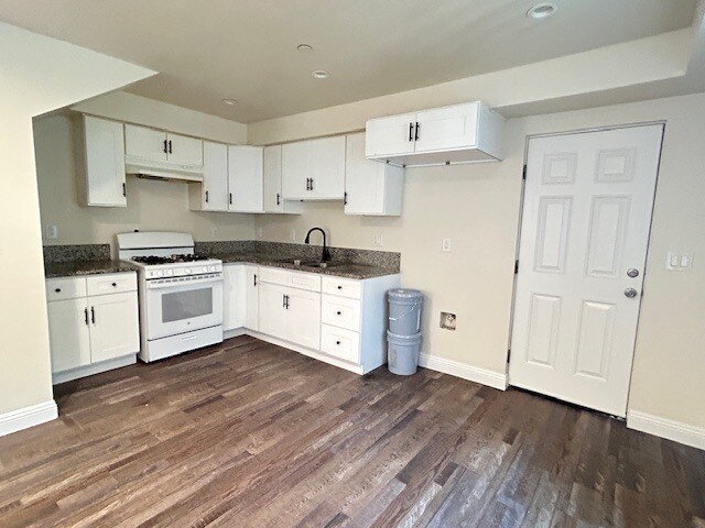 Building Photo - 213 1/2 E 84th Pl