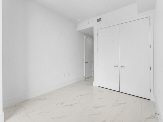 Building Photo - 220 Lake Shore Dr