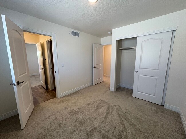 Building Photo - Elegant 3BR Townhome