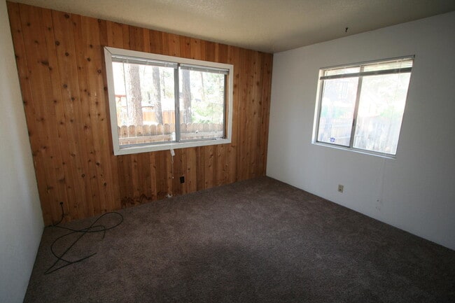Building Photo - 917 Nana Ave