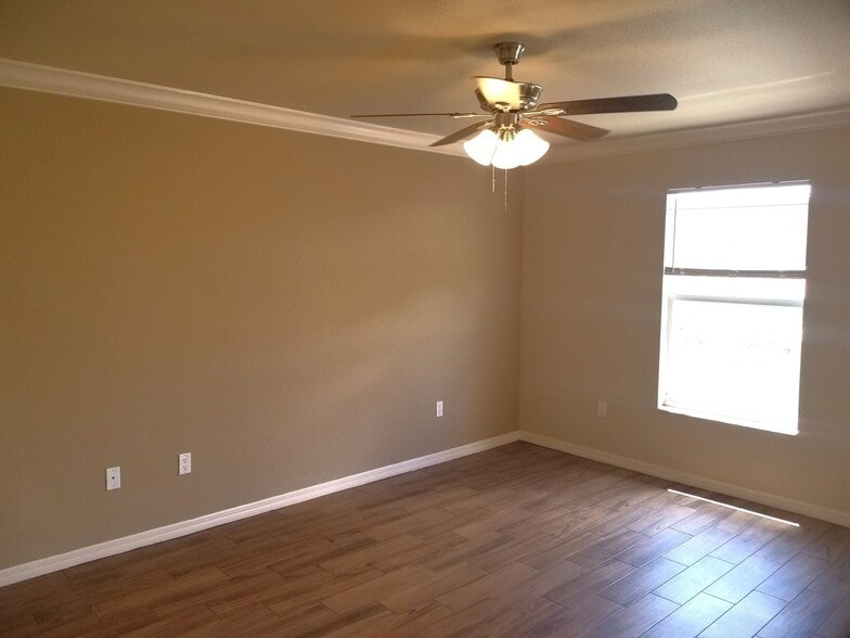Building Photo - Santa Barbara Villas - Move in Special