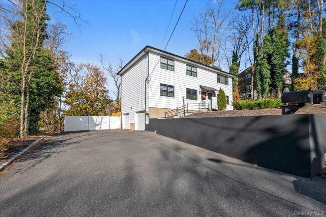 Building Photo - 4 Finch Pl