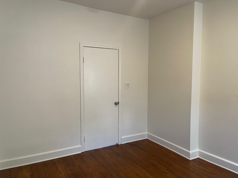 Building Photo - 3000 Kenwood Ave