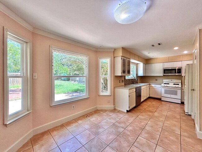 Building Photo - Beautiful and Spacious 3 BR / 2.5 BA Home ...