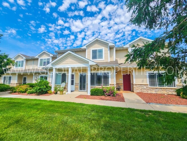 Building Photo - 2 Bedroom 2.5 Bath Townhome In West Des Mo...
