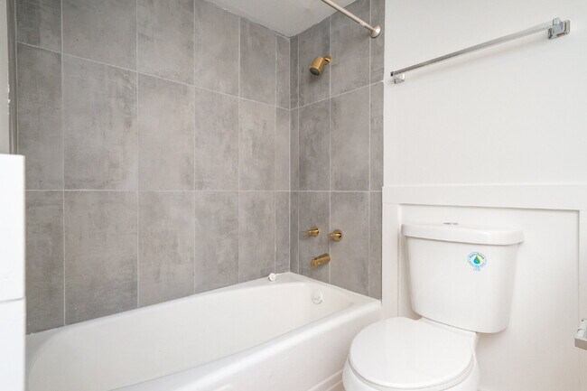 Building Photo - 2 Bed / 1 Bath Bottom Unit Duplex Convenient Spartanburg Location with Modern Features $1000/mo rent