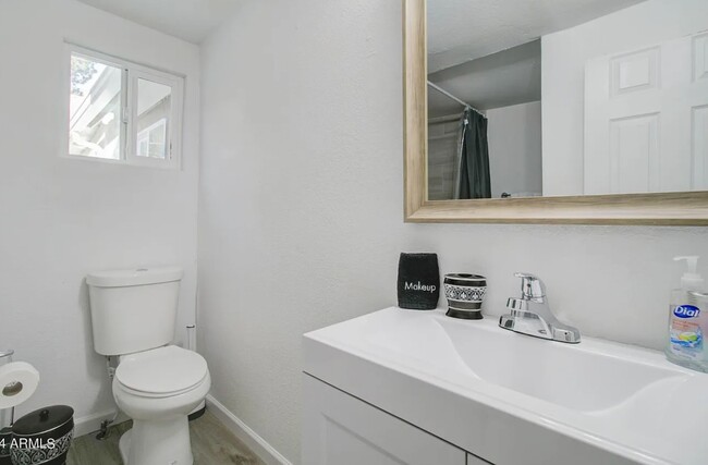 Full Bathroom - 263 S Sutherland St