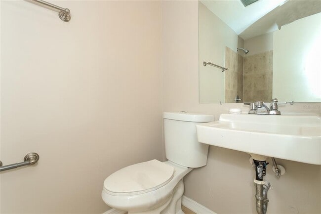 Building Photo - 5915 Beechmont Blvd