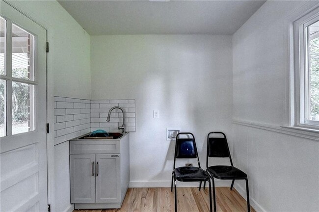 Building Photo - 6085 Glenridge Dr