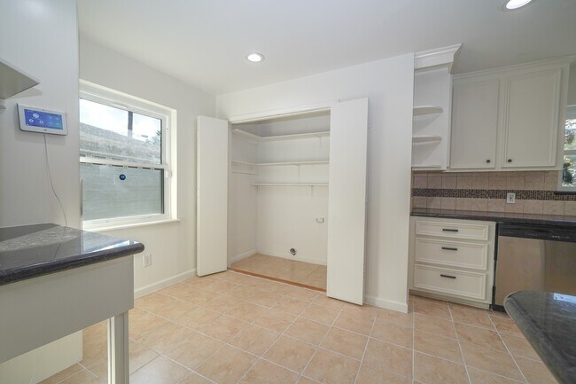 Building Photo - 5471 Loch Lomond Dr