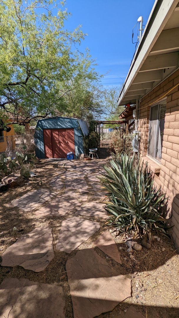Building Photo - 3bed & 2bath - BRAND NEW AC - Must See Home Historic Barrio Hollywood-