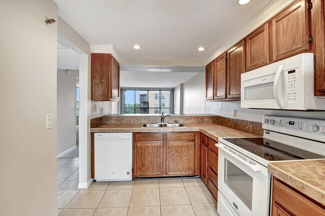 Building Photo - 21 Royal Palm Way