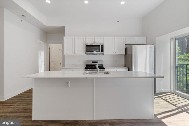 Building Photo - 980 N Marshall St