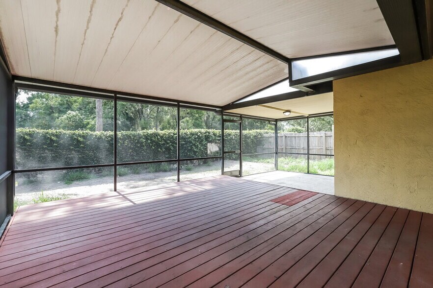 Building Photo - 16130 Gardendale Dr