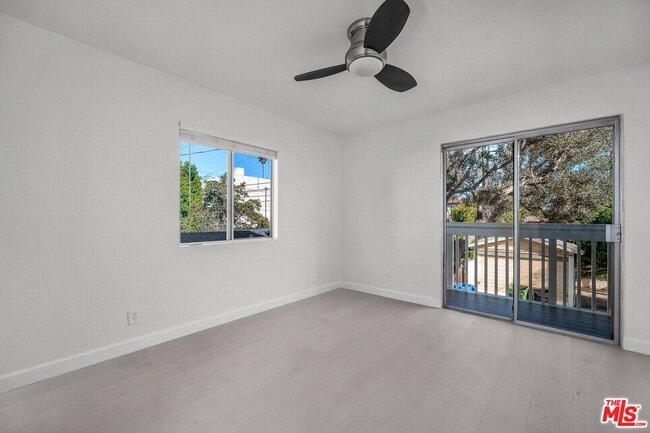 Building Photo - 466 S Venice Blvd