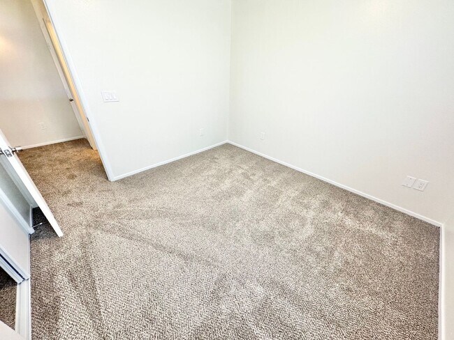 Building Photo - BEAUTIFULLY UPDATED SOUTHWEST LAS VEGAS TOWNHOME WITH NEW KITCHEN AND FLOORING