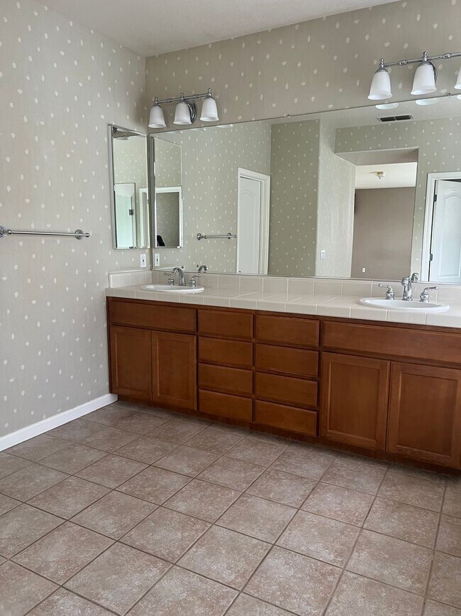 Building Photo - 627 Tradition St