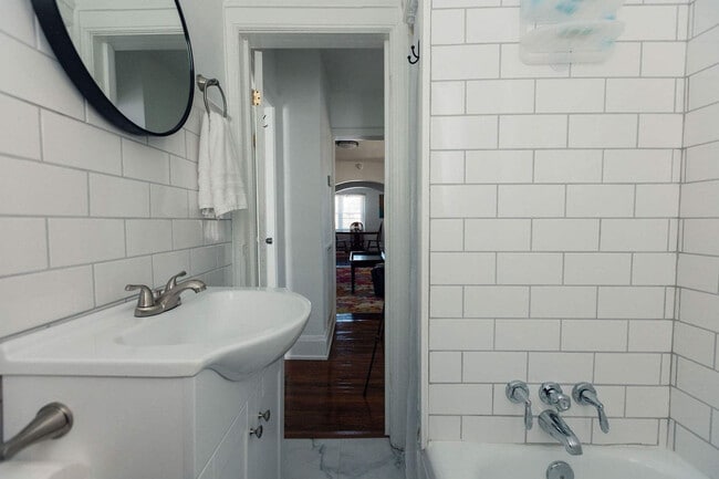 Building Photo - 145 Midway St