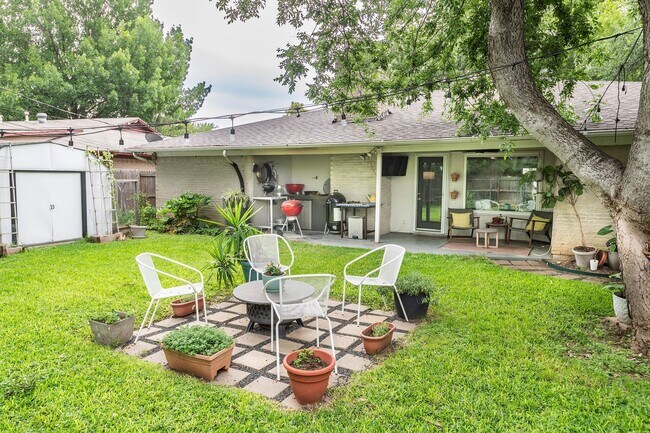 Building Photo - The Perfect Blend of Comfort, Style & Functionality in Ridglea Hills!