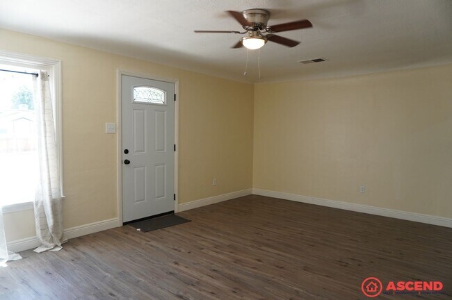 Building Photo - Cozy 2BD/1BA Home in Bakersfield's 93308 — Trash Included, Driveway & No Pets!