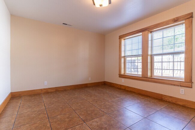 Building Photo - 3-bedroom 2-bath House SW Albany $2,395