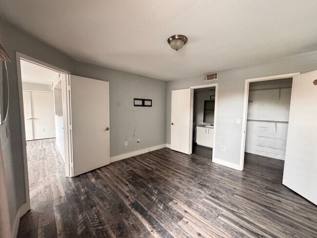 Building Photo - 2nd Floor 2 Bedroom Condo in Gated Community